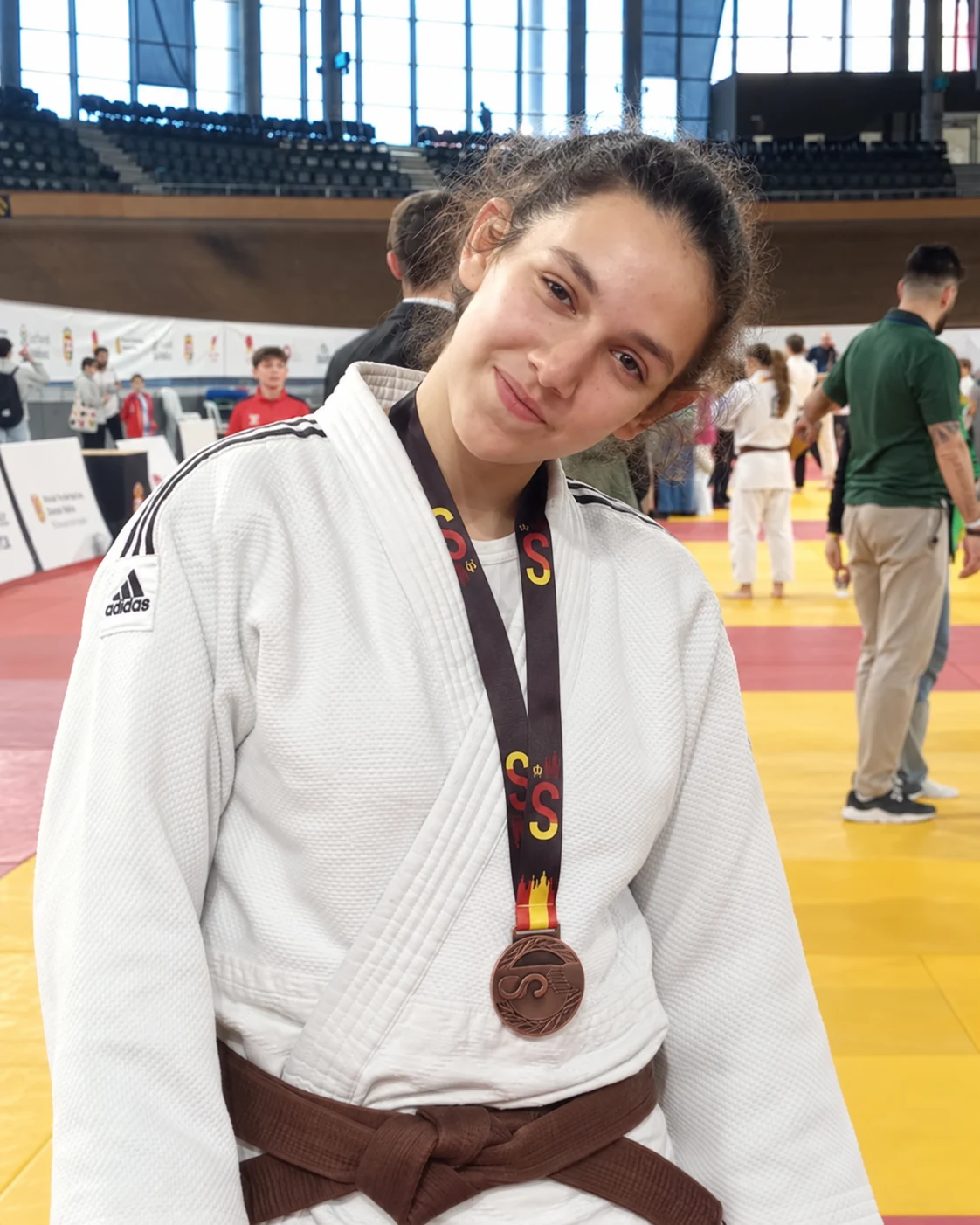 Sara Roldán Campos con su medalla de bronce nacional escolar